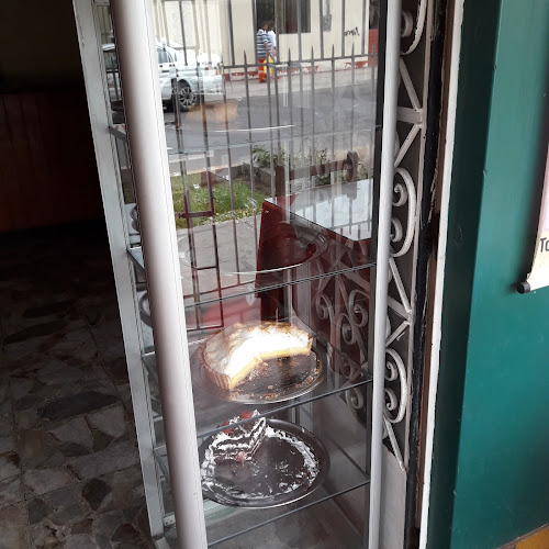 Luchecho's Café - Restaurant