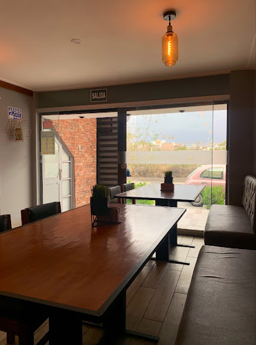 Av.Argentina 200, José Luis Bustamante y Rivero 04009