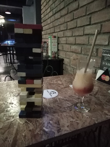 Opinii despre Rompecabezas Lounge Bar în Amarilis - Gastronomía y hostelería