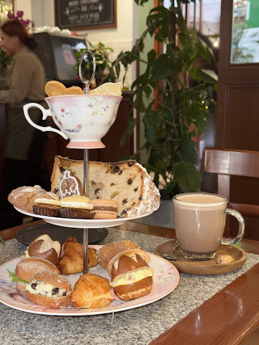 La Mora Pastelería & Café