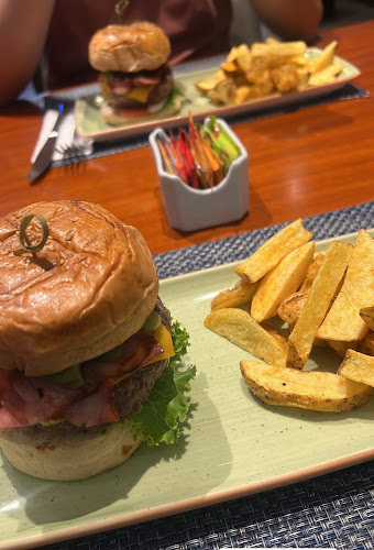 Comentarii opinii despre La Plaza Bar & Grill